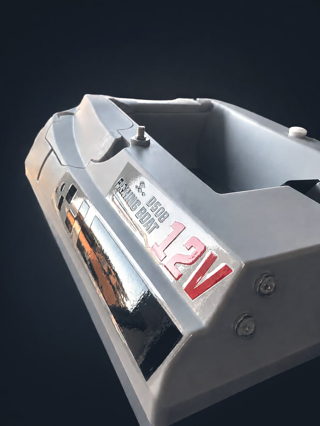 Detalle del emblema 12V en el lateral de proa