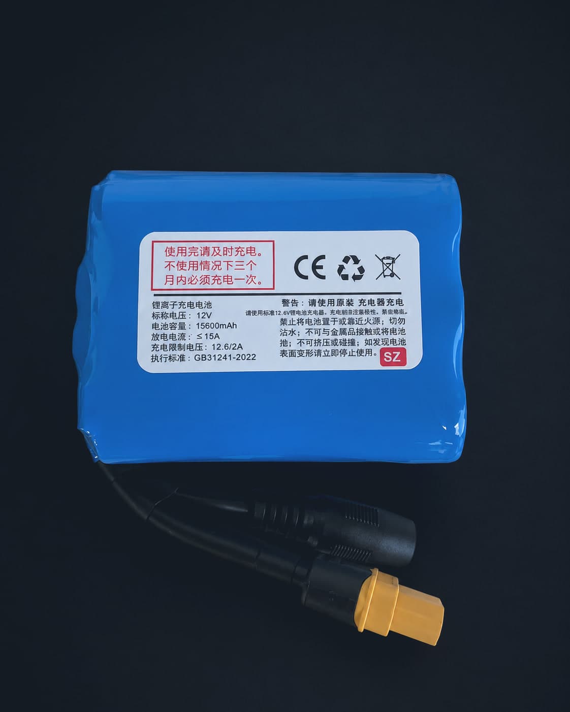 Una de las dos baterías de 15.600 mAh con su conector