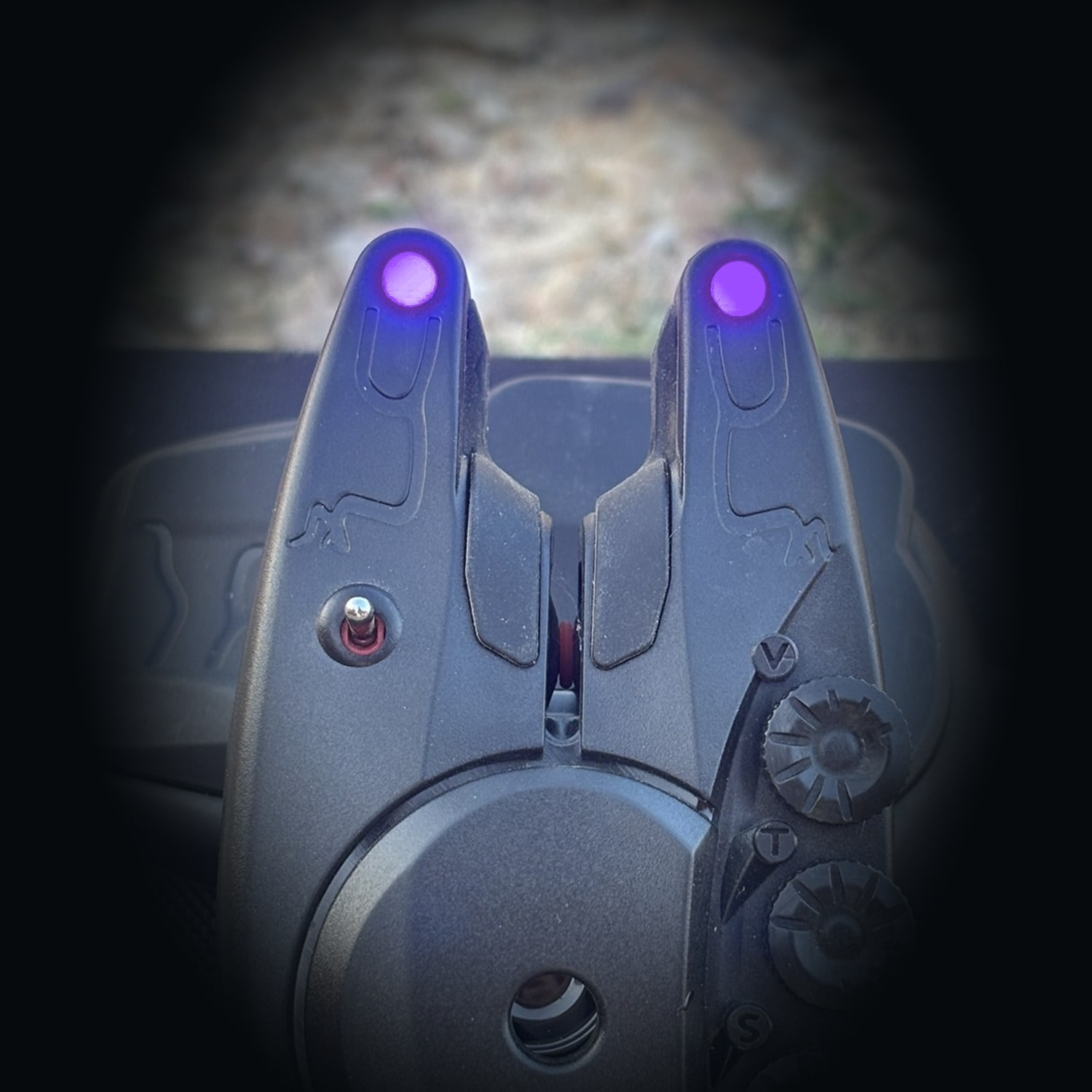 Alarma con el LED encendido en violeta